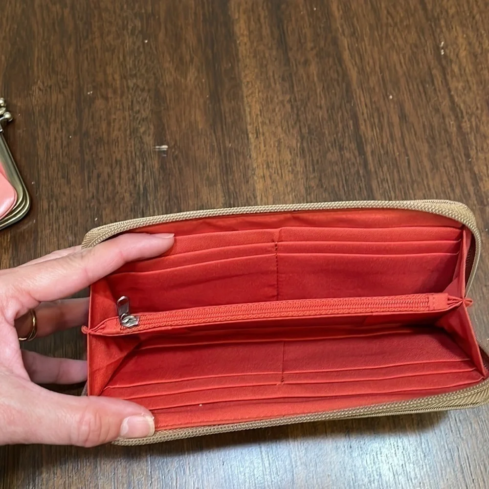TRAVELON zipper closure wallet